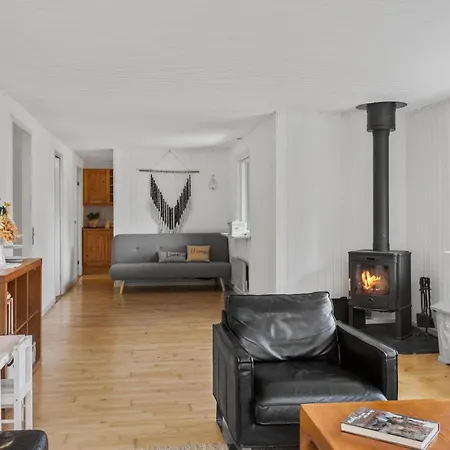 Holiday home Stunning In With Kitchen