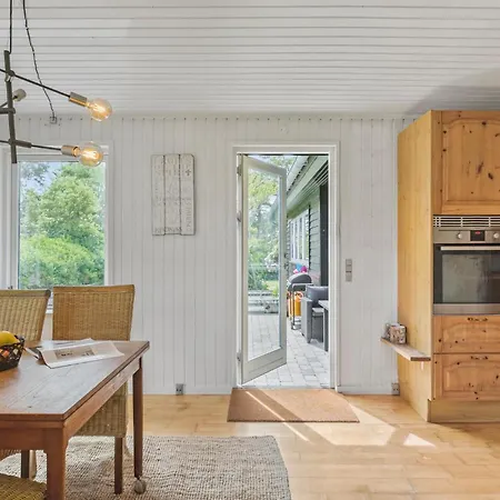 Holiday home Stunning In With Kitchen Gedser